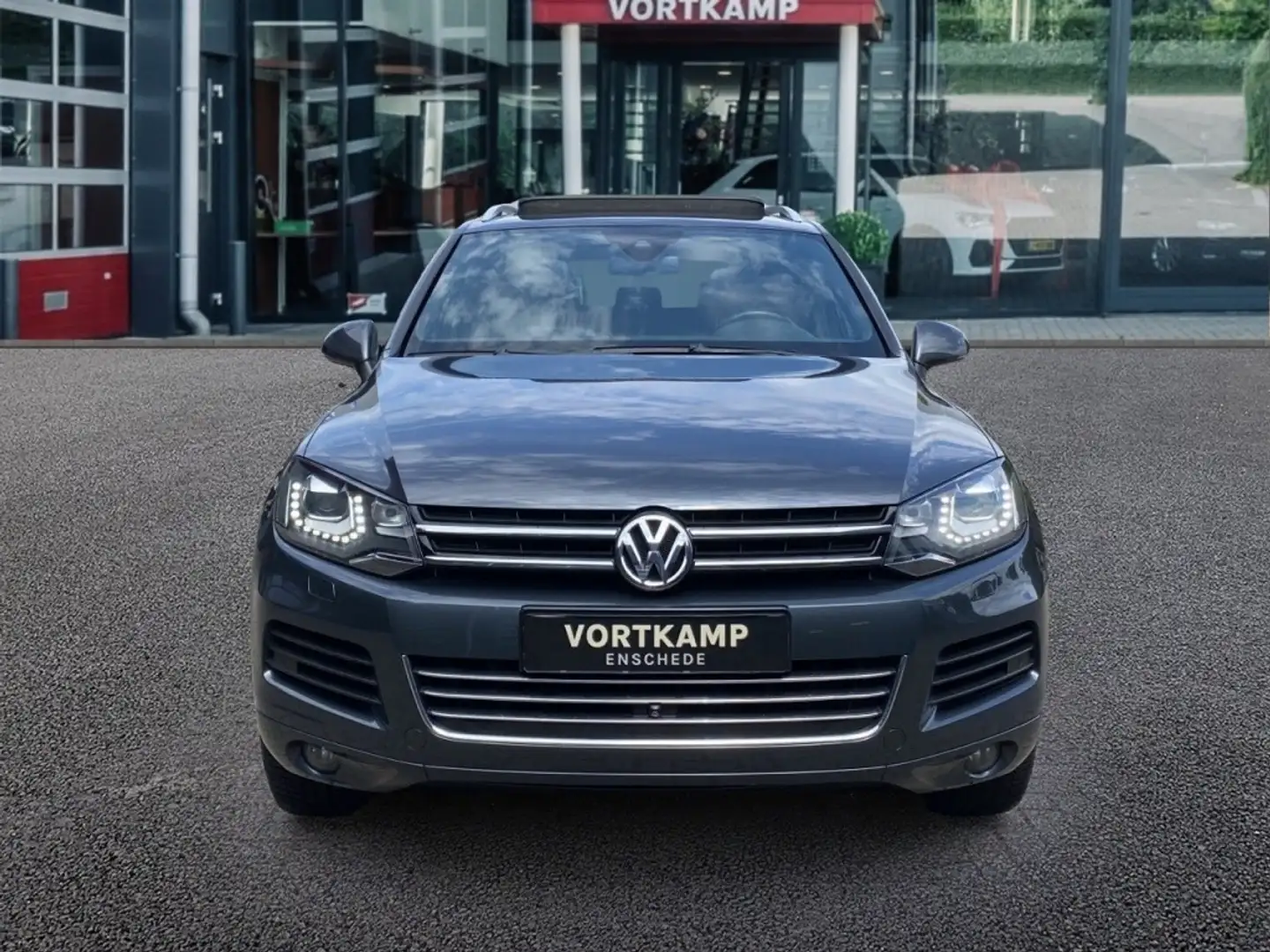 Volkswagen Touareg 3.0 TDI DSG V6 PANO-DAK/TREKHAAK/360-CAMERA/NAVI/M Grijs - 2