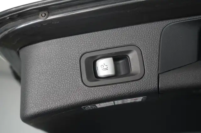 Mercedes-Benz C-Class view 9