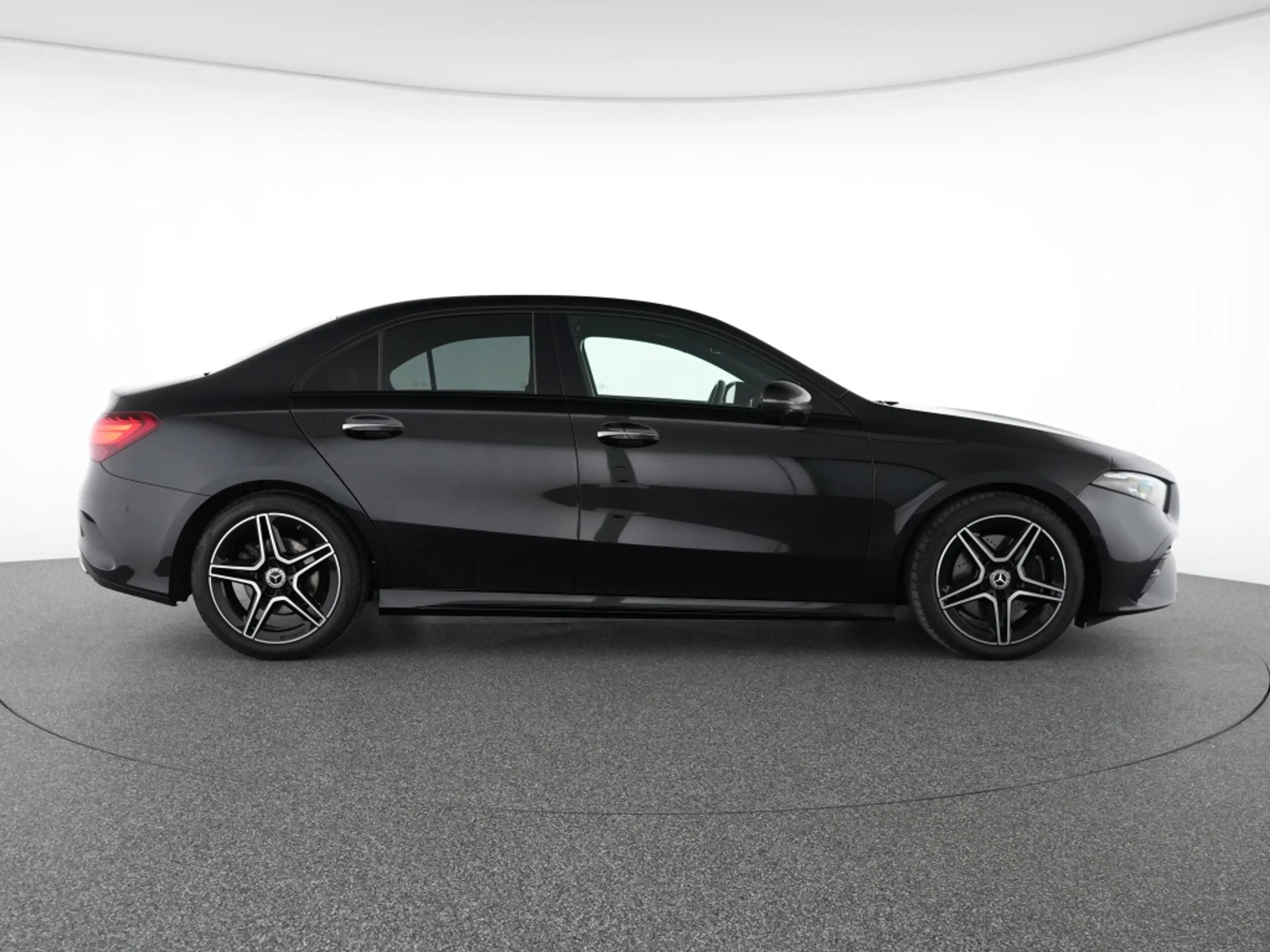 Mercedes-Benz A 220 d Lim AMG Premium+ Night Pano Multibeam HUD — photo 5