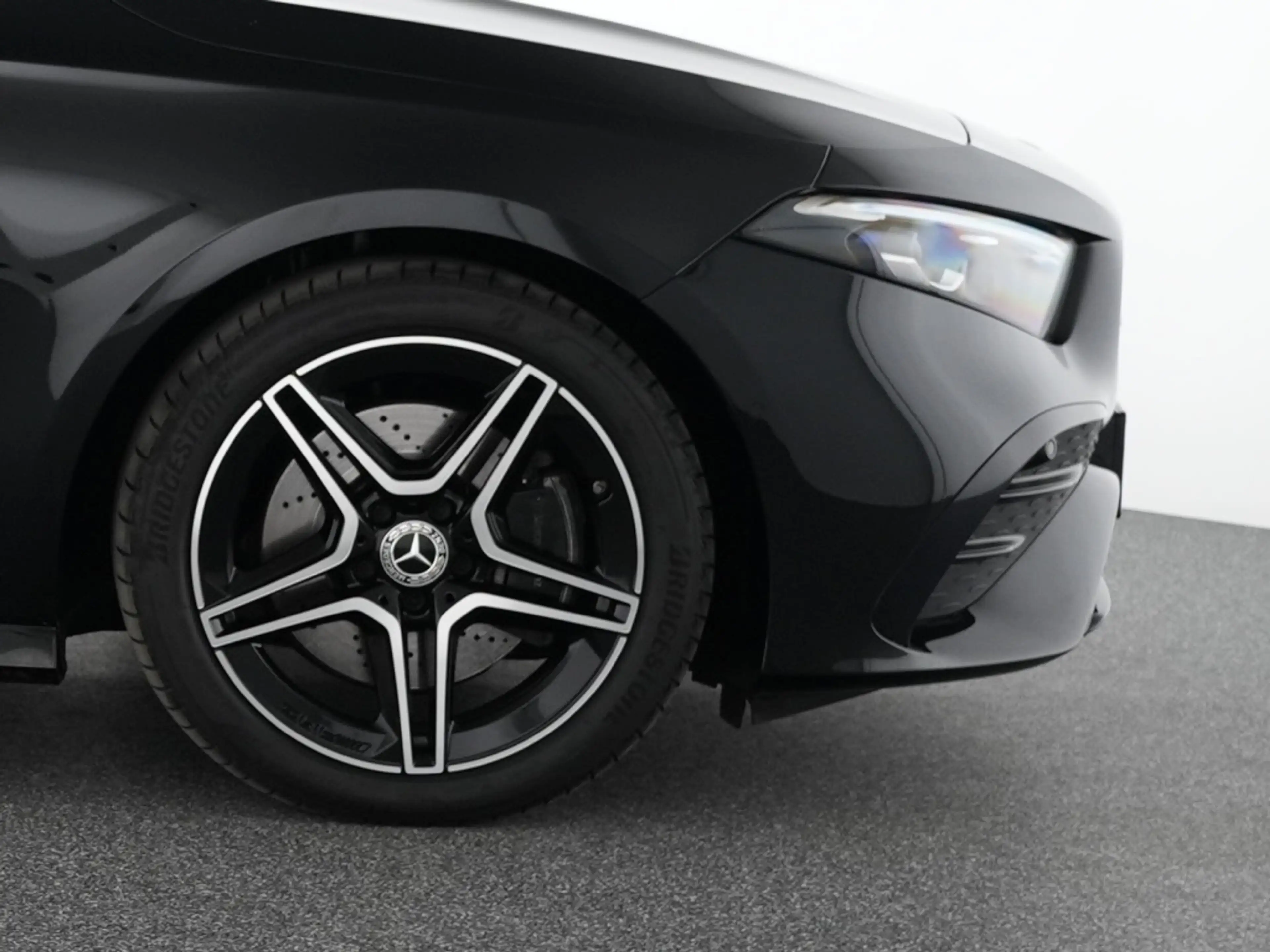 Mercedes-Benz A 220 d Lim AMG Premium+ Night Pano Multibeam HUD — photo 6