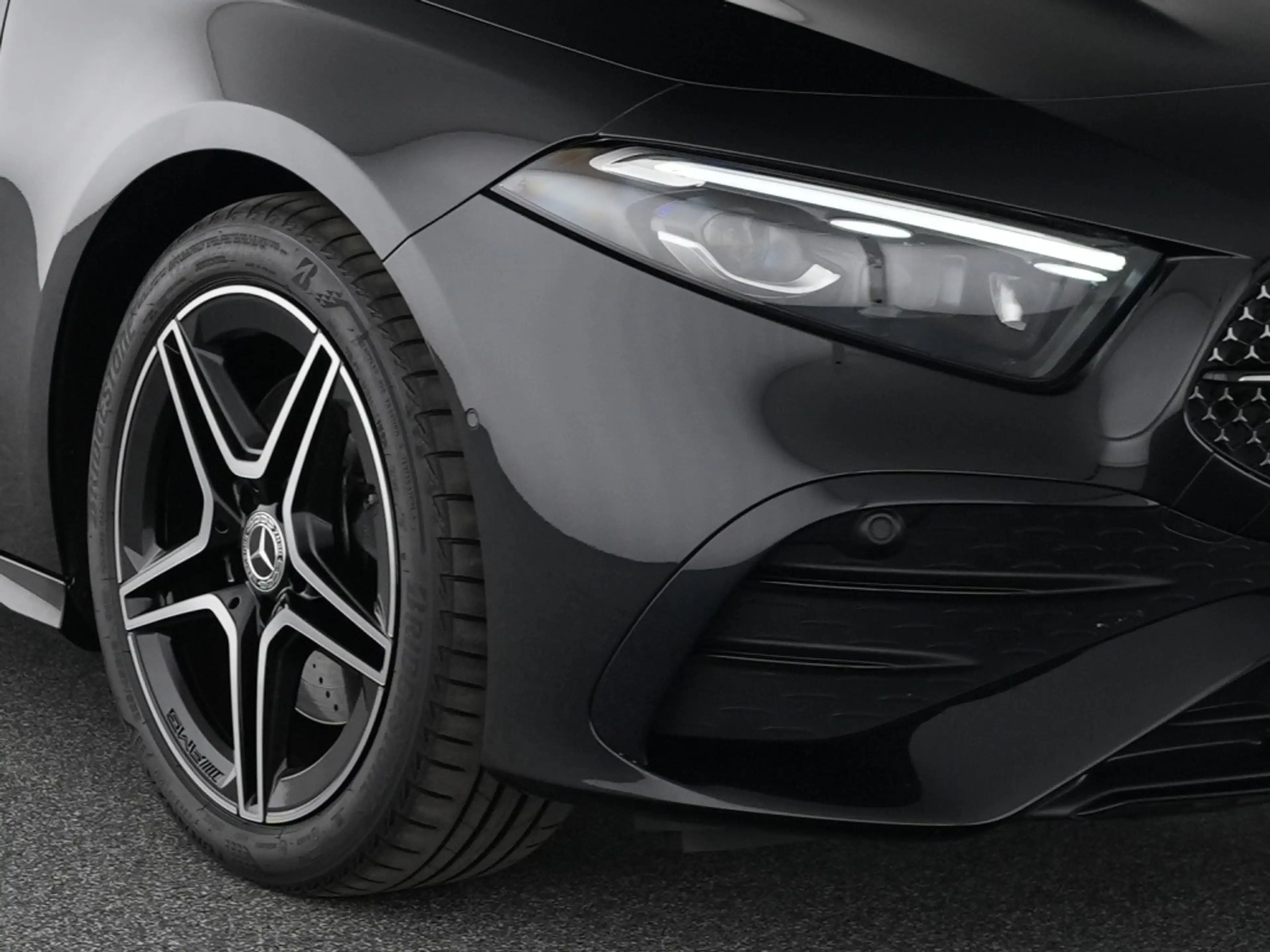 Mercedes-Benz A 220 d Lim AMG Premium+ Night Pano Multibeam HUD — photo 7