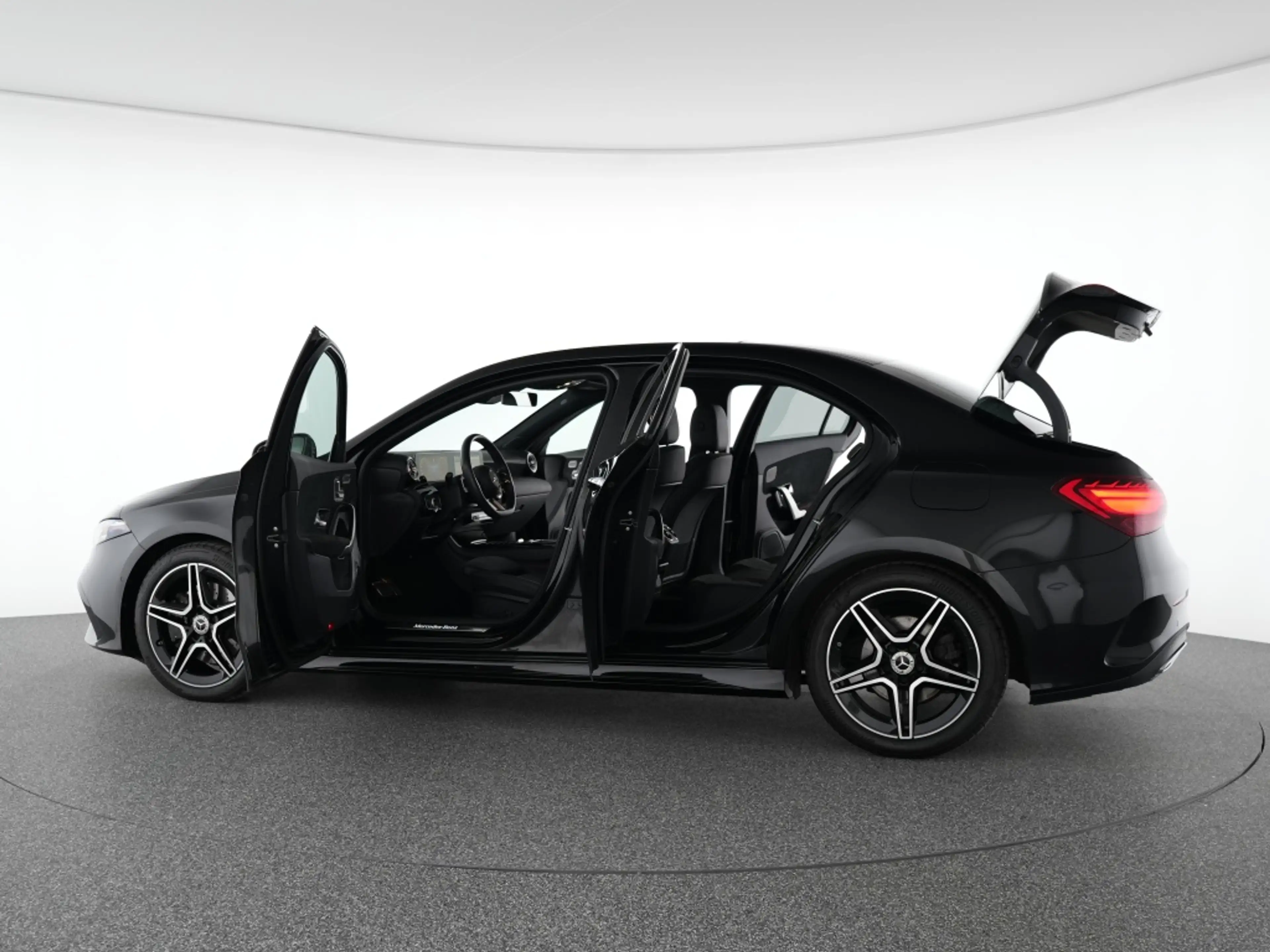 Mercedes-Benz A 220 d Lim AMG Premium+ Night Pano Multibeam HUD — photo 14