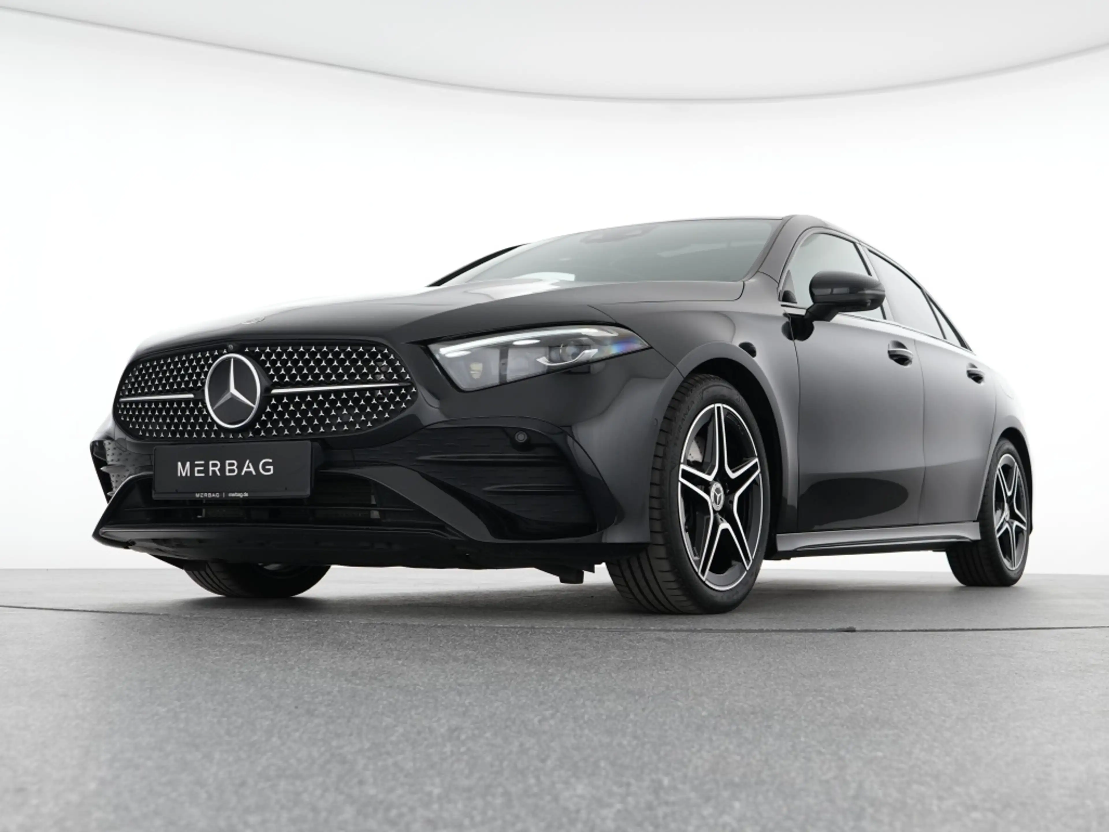 Mercedes-Benz A 220 d Lim AMG Premium+ Night Pano Multibeam HUD — photo 8