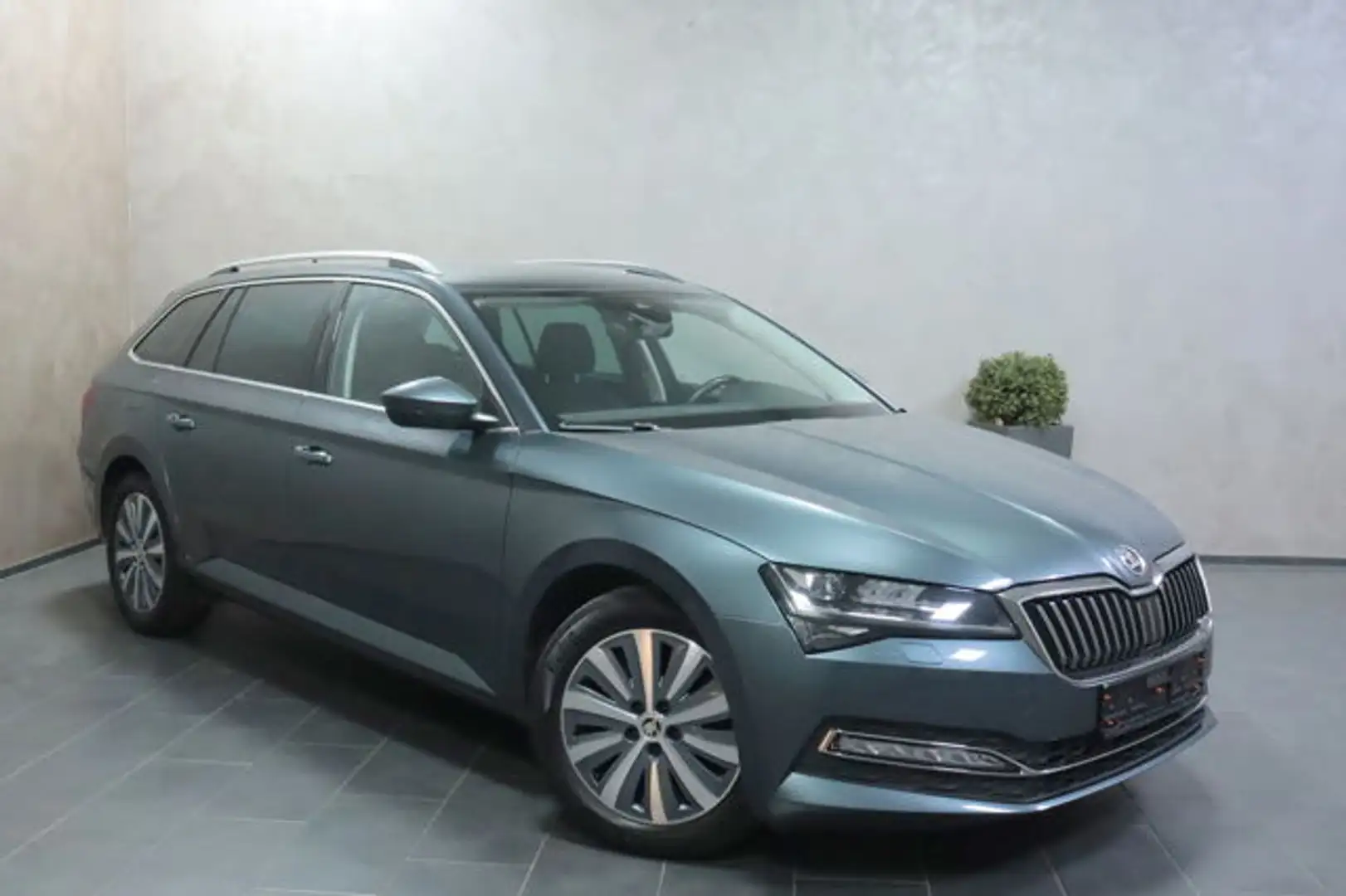 Skoda Superb Combi Style AHK LED NAVI MatrixBeam SHZ Gris - 2