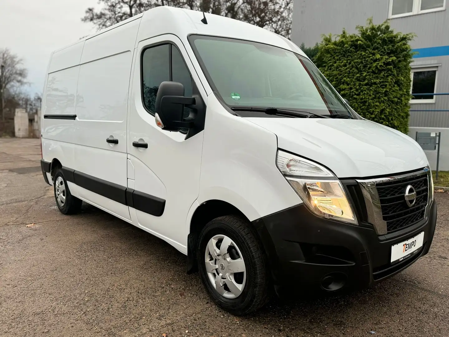 Nissan NV400 L2H2 3,5t PRO Weiß - 1