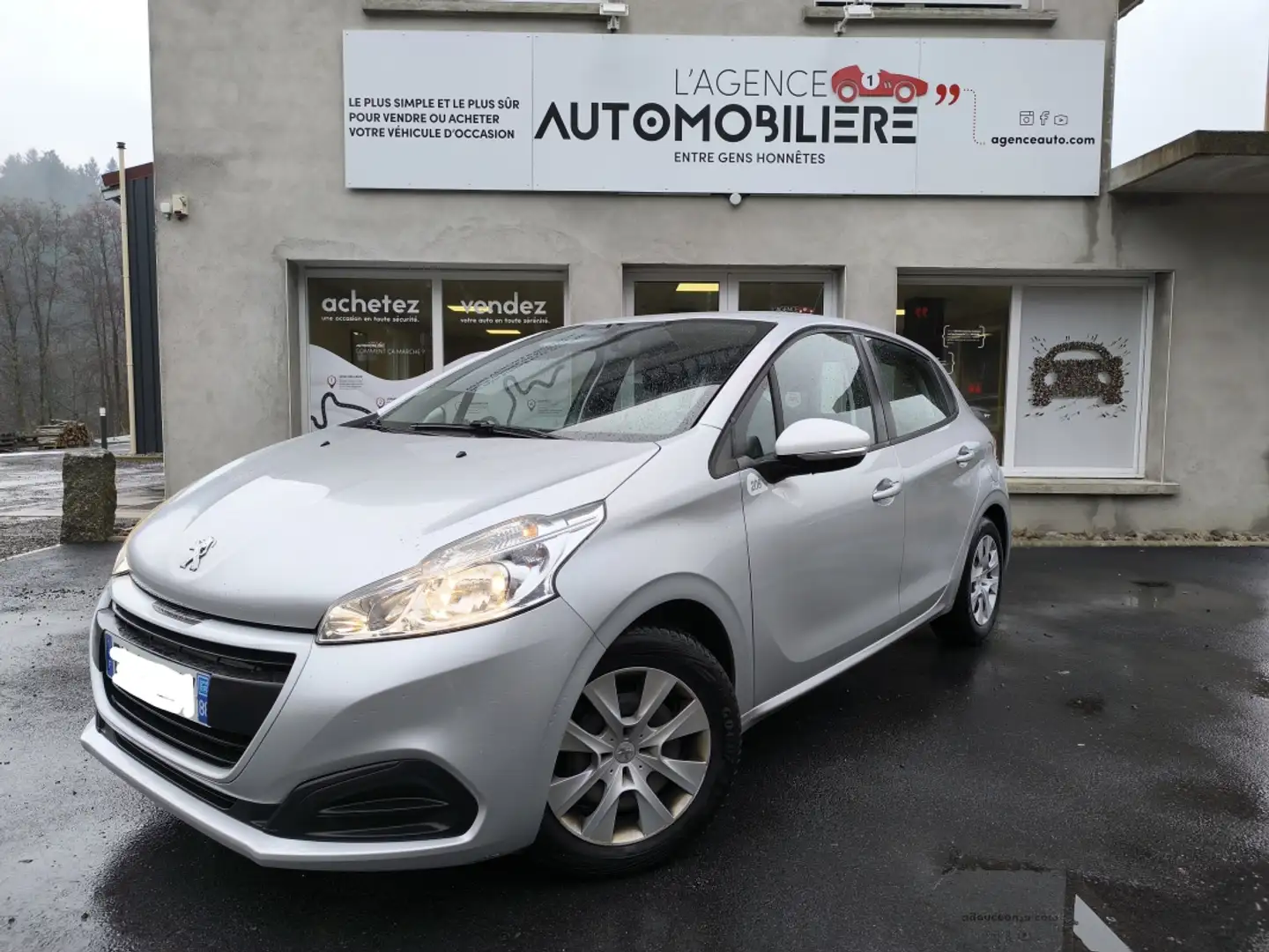Peugeot e-208 1.2 PURETECH 68 LIKE 5P Grau - 1
