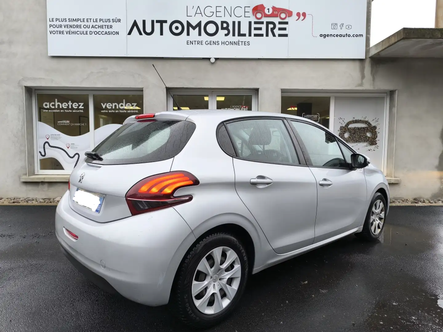 Peugeot e-208 1.2 PURETECH 68 LIKE 5P Grau - 2