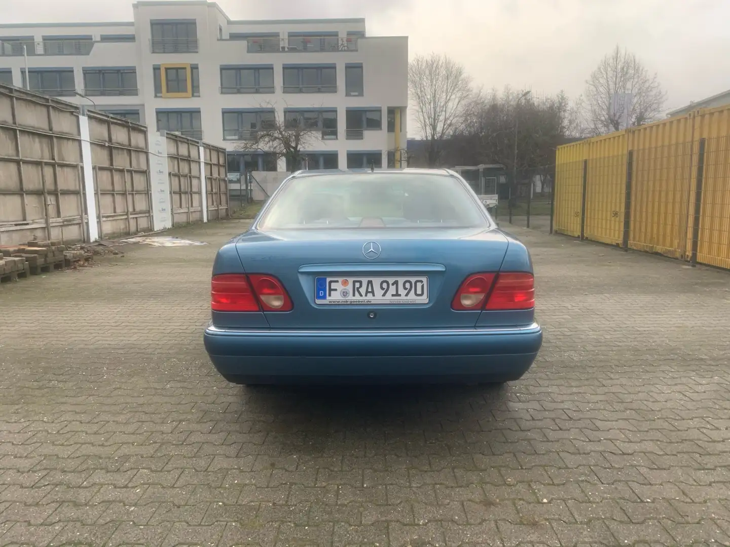 Mercedes-Benz E 200 Elegance Blau - 2