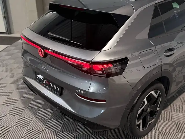 Volkswagen T-Roc view 11