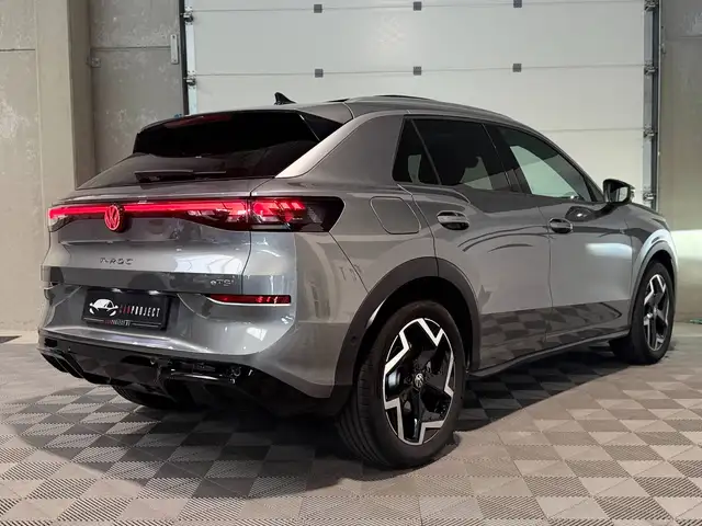 Volkswagen T-Roc view 9