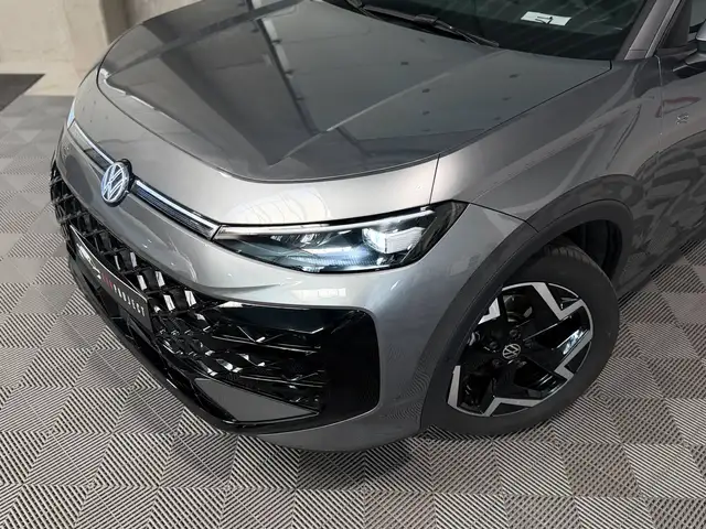 Volkswagen T-Roc view 3
