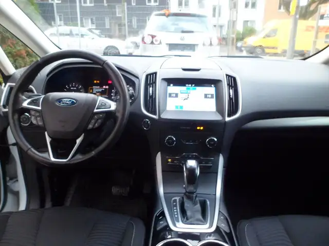 Ford S-Max view 12