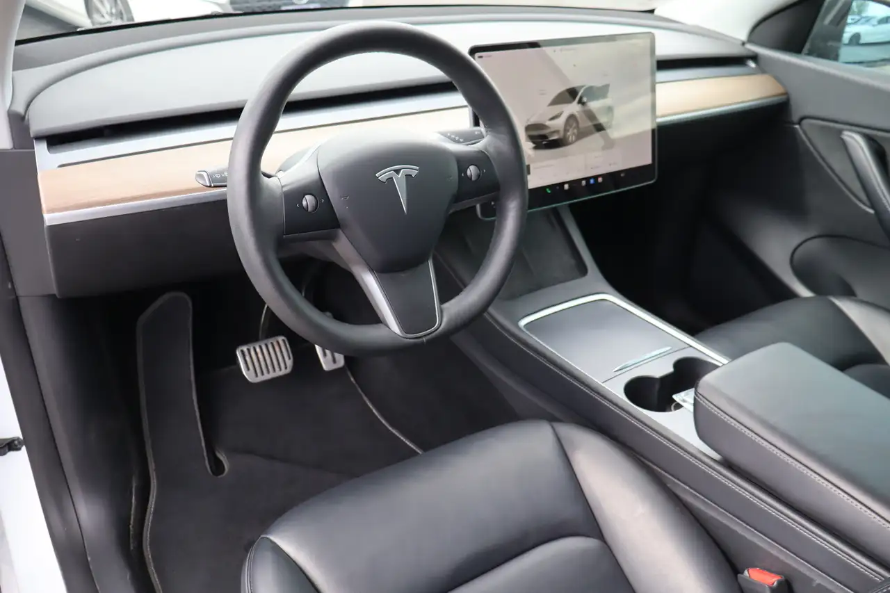 Tesla Model Y снимка Tesla Model Y