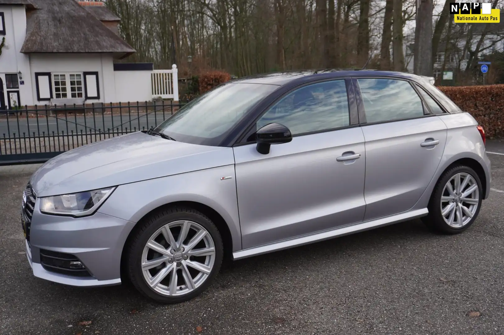 Audi A1 Sportback 1.0 TFSI 5 Drs S-Line Navi 17 Lm Grijs - 1