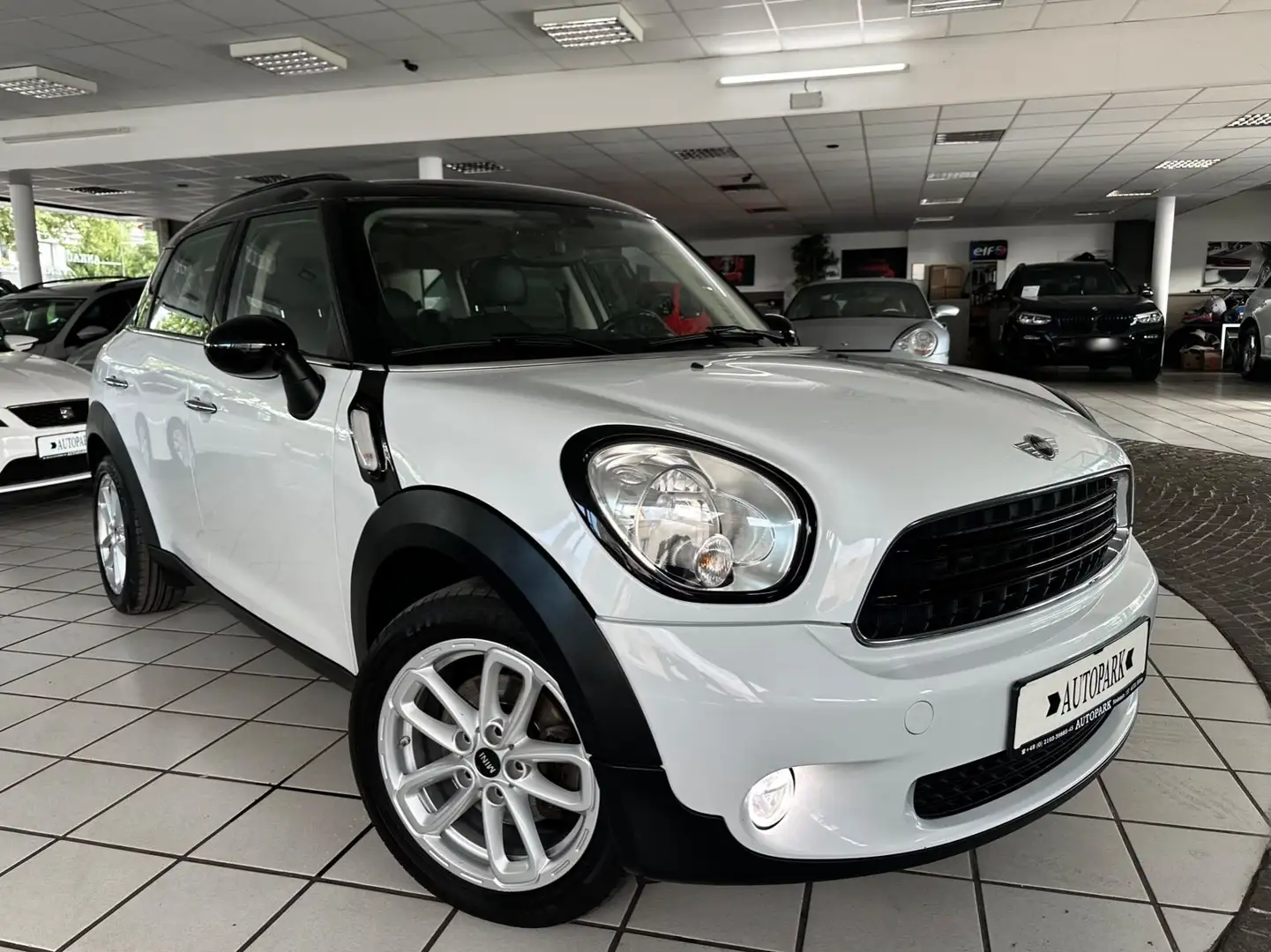 MINI Cooper D Countryman Black&whitePanorama LED 1HD! Bílá - 1