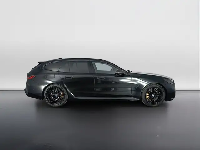 BMW M5 view 3