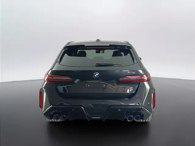 BMW M5 view 4