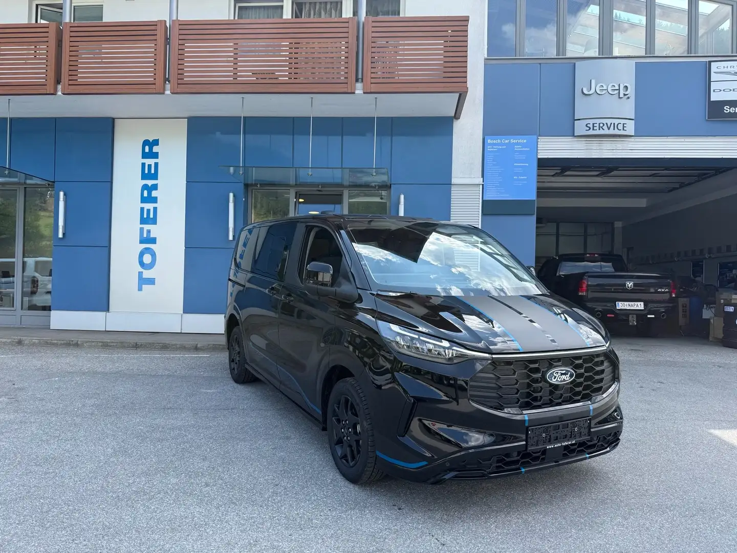 Ford Tourneo Custom Bus 2,0 EcoBlue 320 L1H1 AWD Sport Aut. Zwart - 2