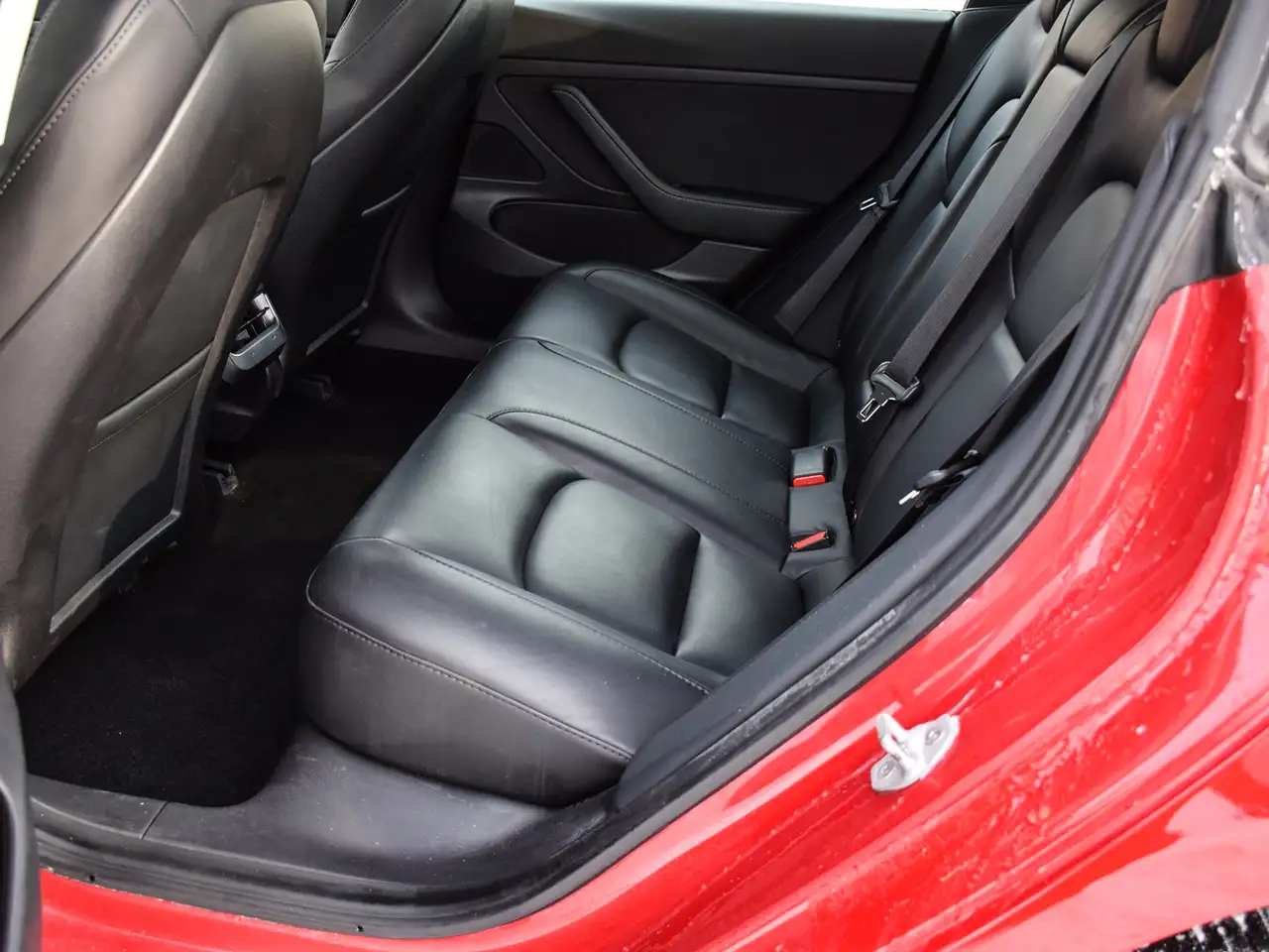 Tesla Model 3 снимка Tesla Model 3