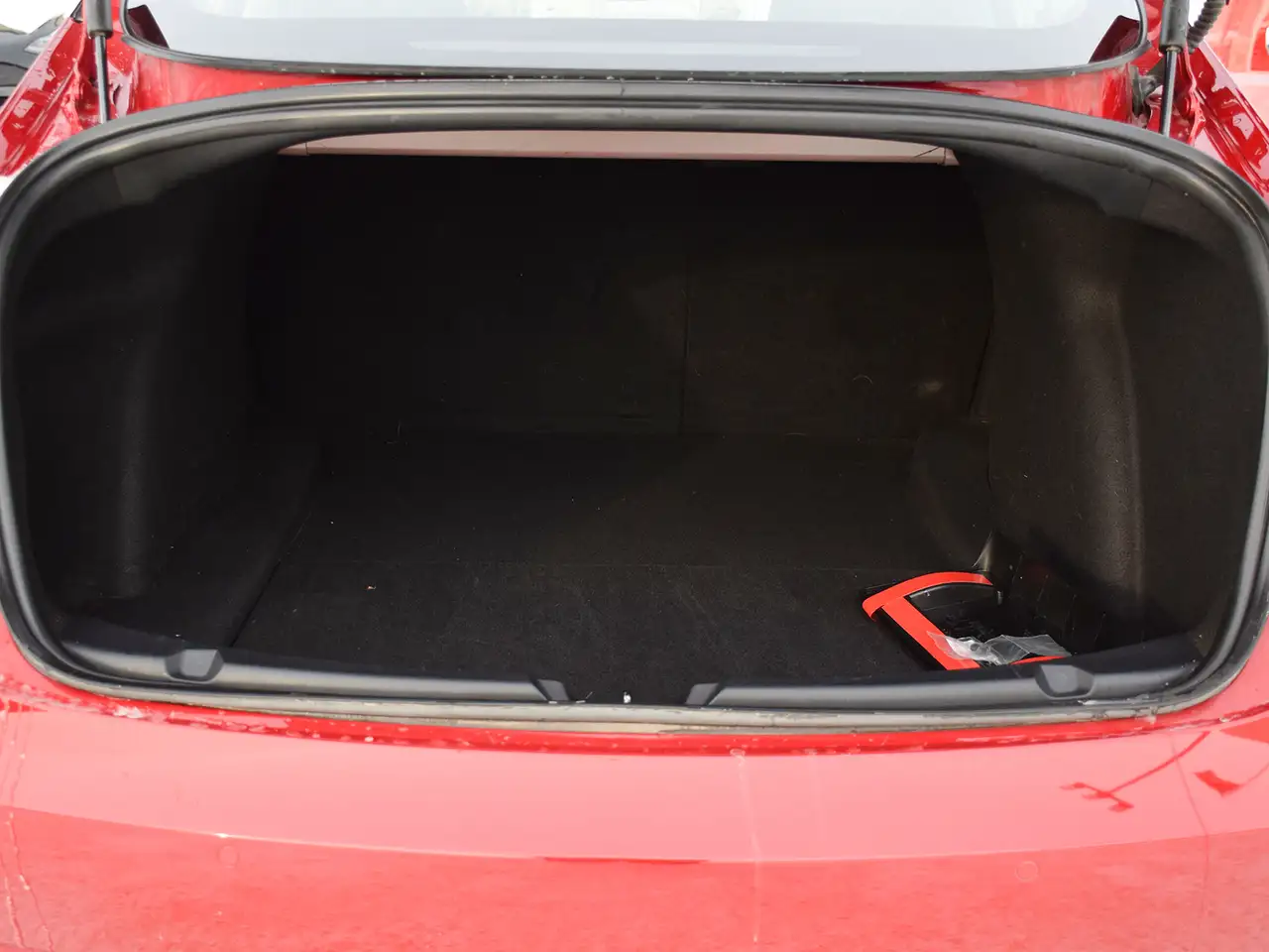 Tesla Model 3 снимка Tesla Model 3