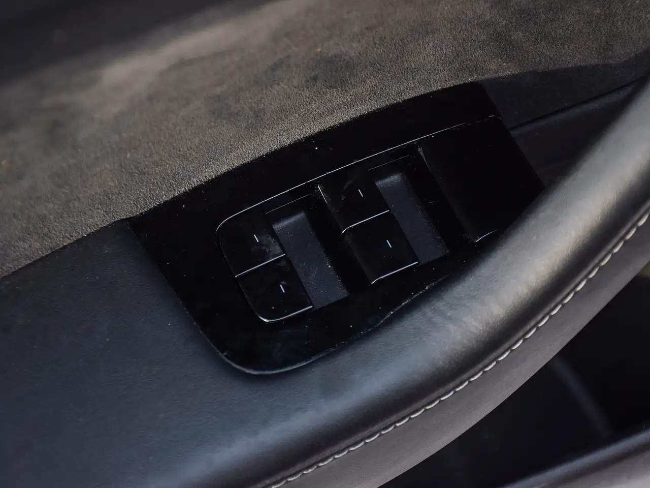 Tesla Model 3 снимка Tesla Model 3