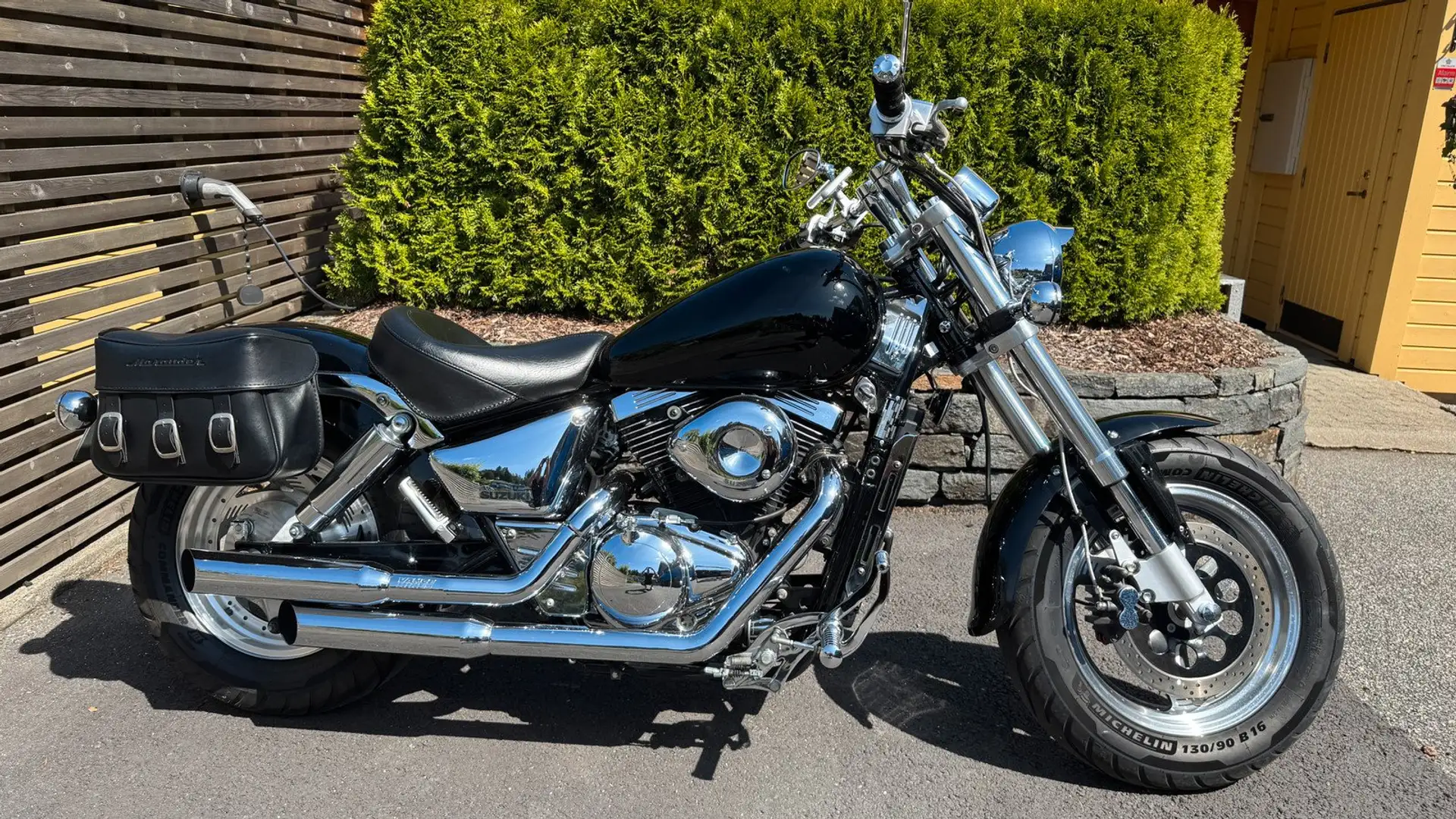 Suzuki VZ 800 Marauder Schwarz - 1