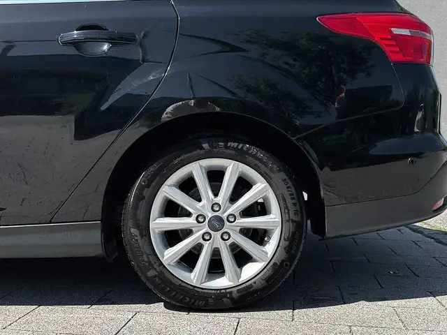 Ford Focus view 9
