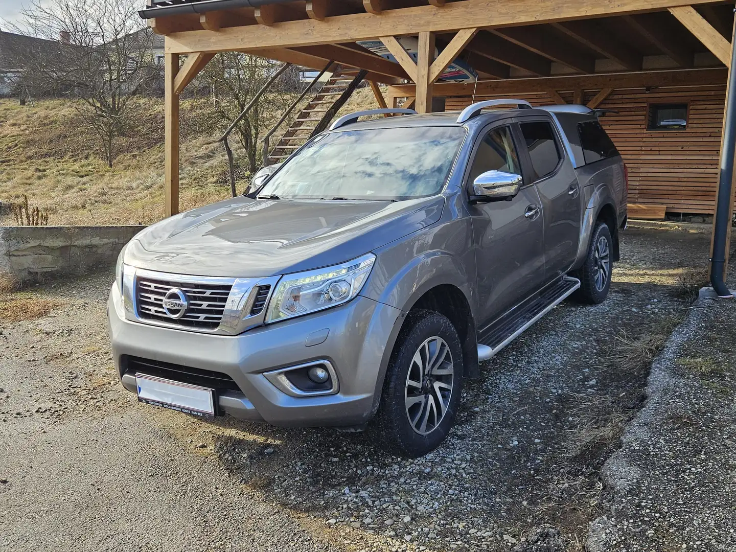 Nissan Navara Verlässlicher Allrounder mit Vollausstattung Grau - 1