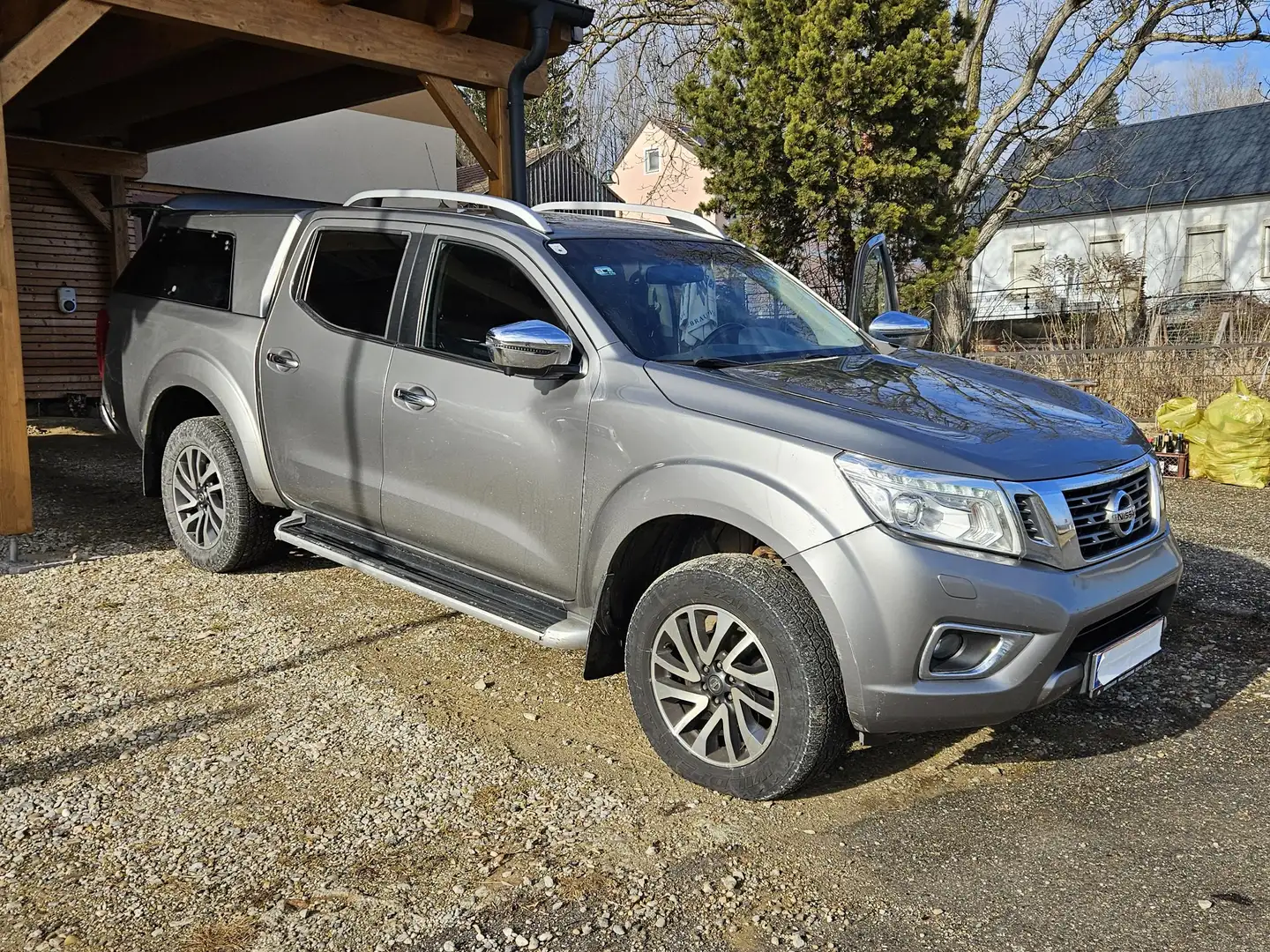 Nissan Navara Verlässlicher Allrounder mit Vollausstattung Grau - 2