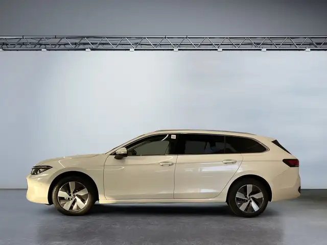 Volkswagen Passat view 3