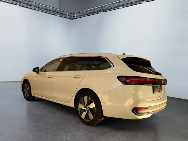 Volkswagen Passat view 4