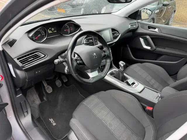 Peugeot 308 view 2