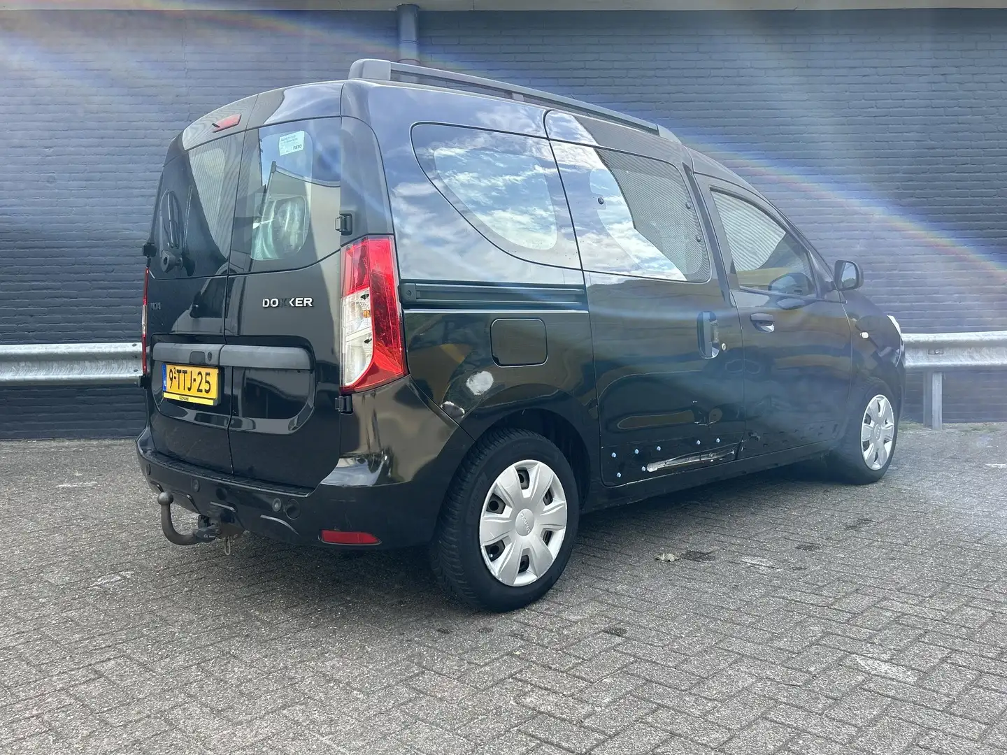 Dacia Dokker 1.2 TCe Lauréate | 5 Persoons | Airco | Cruise | N Zwart - 2