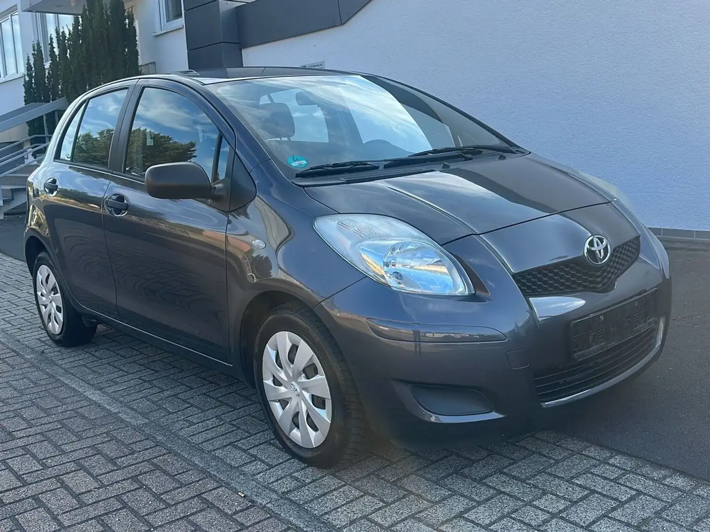 Toyota Yaris 1,33-VVT-i Cool, 6 Gang, Klima Grau - 2