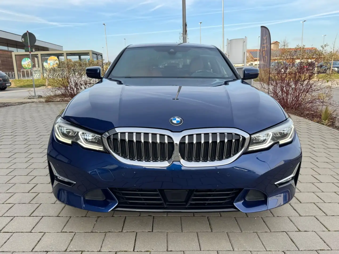 BMW 320 Baureihe 3 Lim. 320 d Luxury Line"M Lenkrad Blau - 2