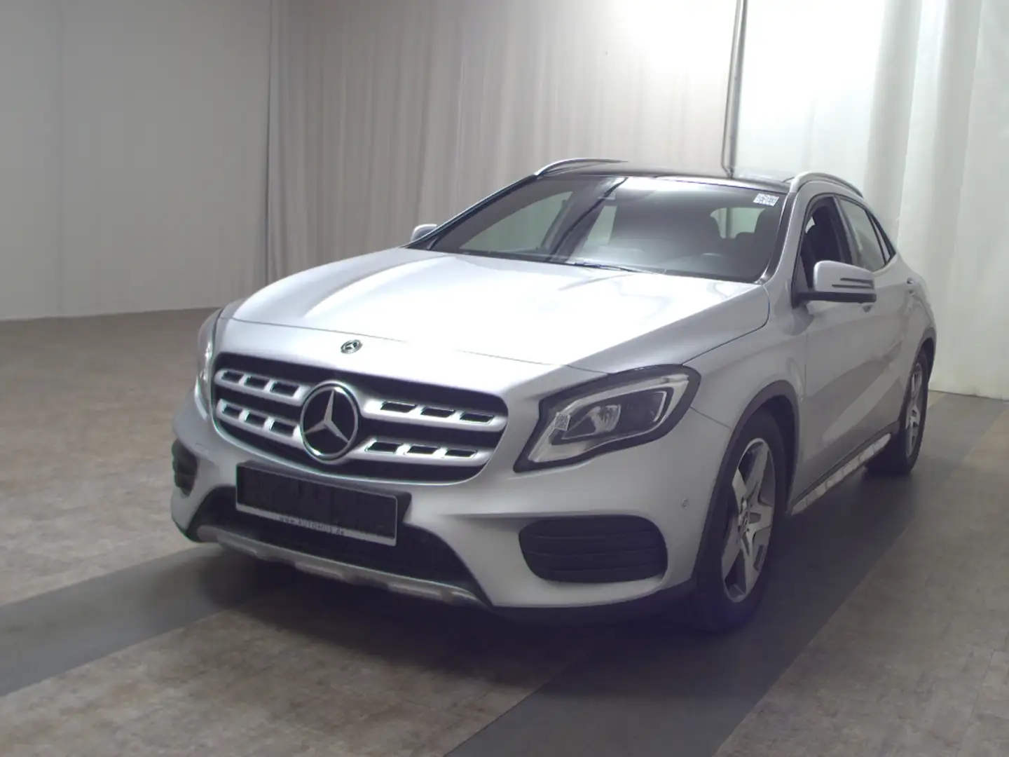 Mercedes-Benz GLA 250 4M AMG-Line Navi LED Pano 360° Shz Silber - 2