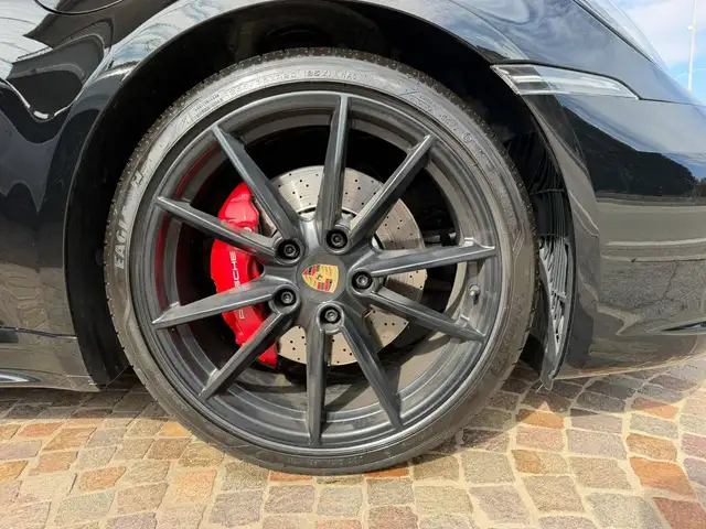 Porsche 911 view 8