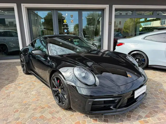 Porsche 911 view 4