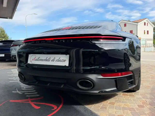 Porsche 911 view 7