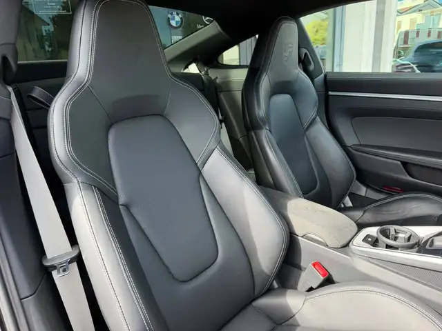 Porsche 911 view 11