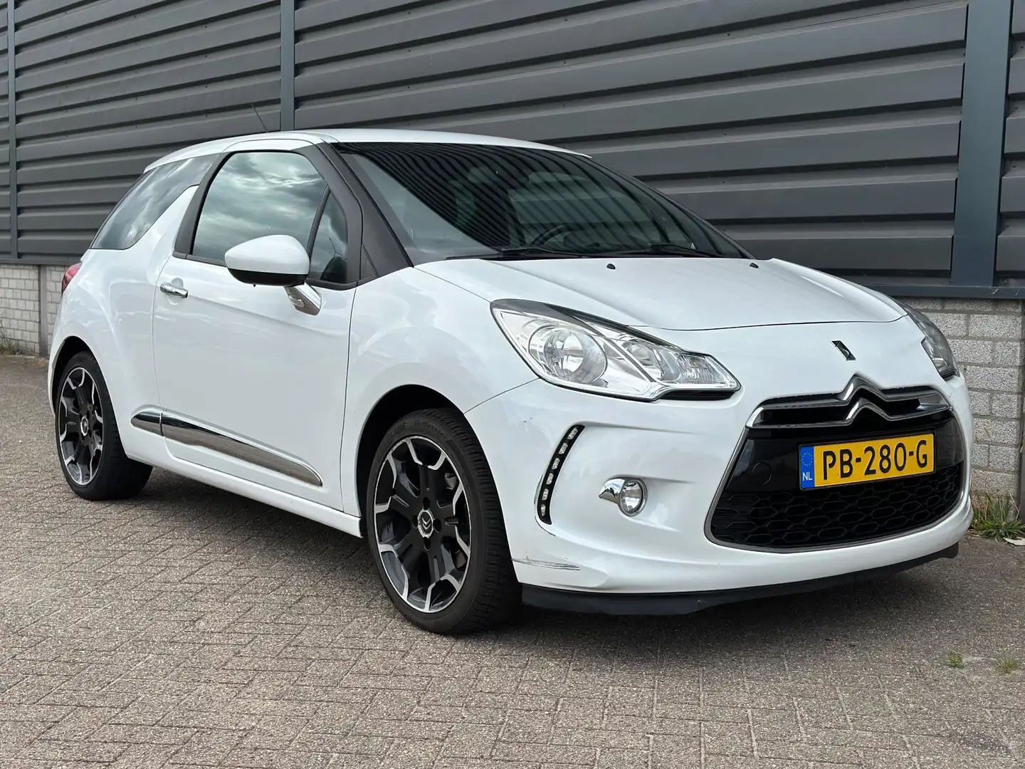 Citroen DS3 1.6 So Chic in black Cruise Airco Apk Sport Blanc - 2