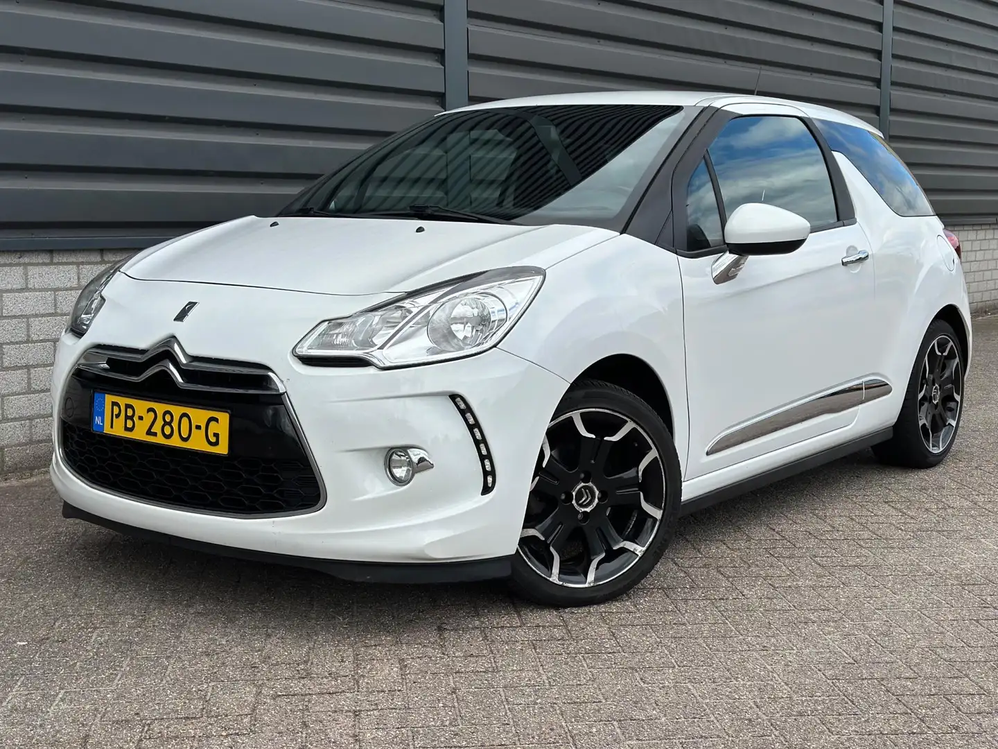 Citroen DS3 1.6 So Chic in black Cruise Airco Apk Sport Blanc - 1