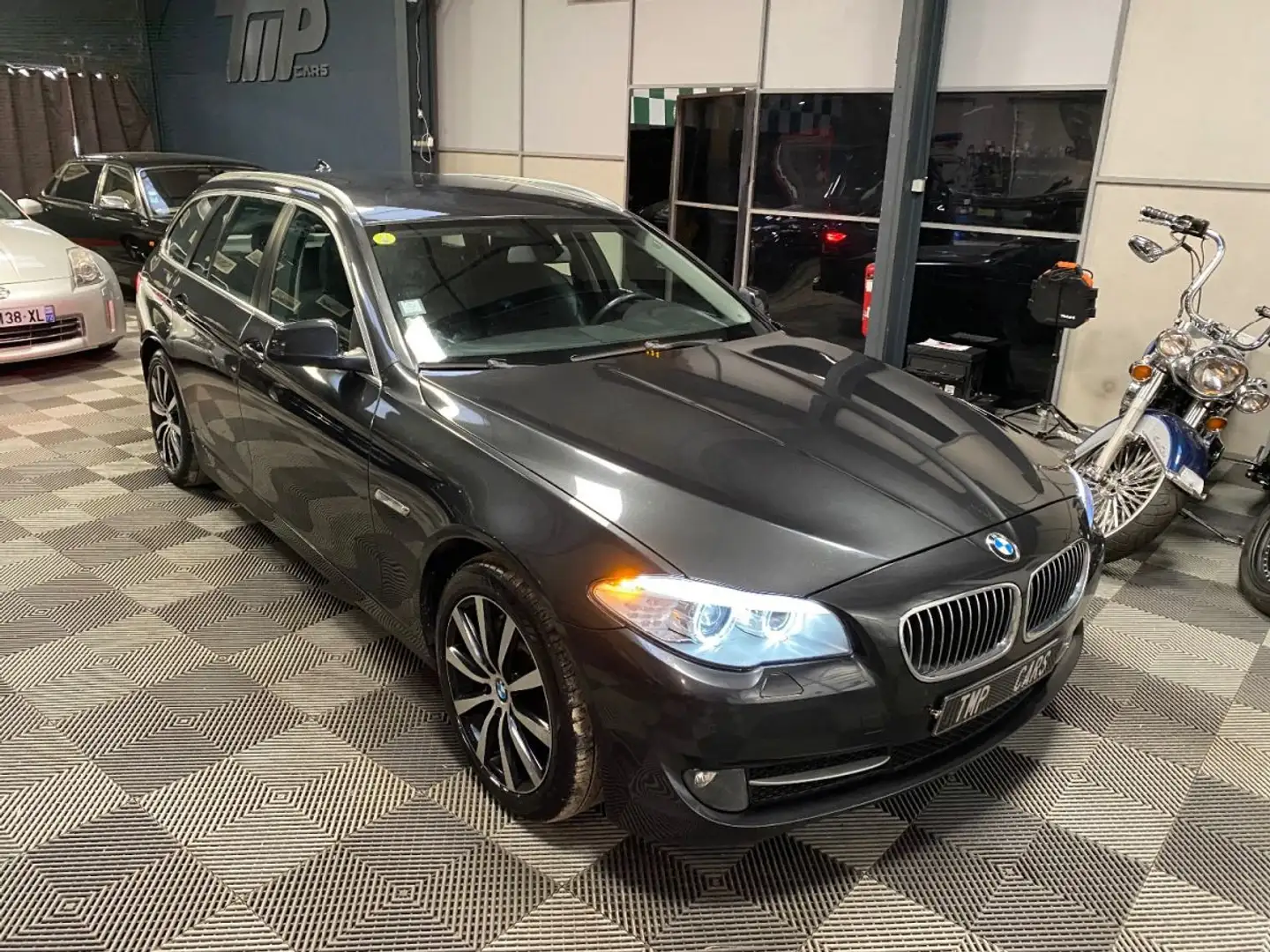 BMW 525 525dA xDrive 218ch Business F11 Noir - 1