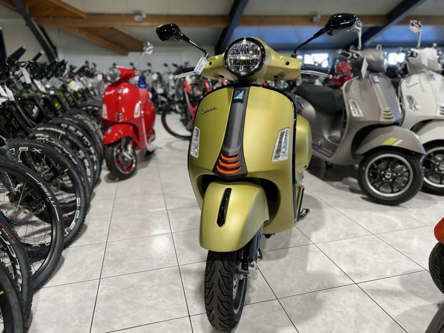 Vespa GTS Super Sport 300 + Bulle 1B010564 Geel - 2