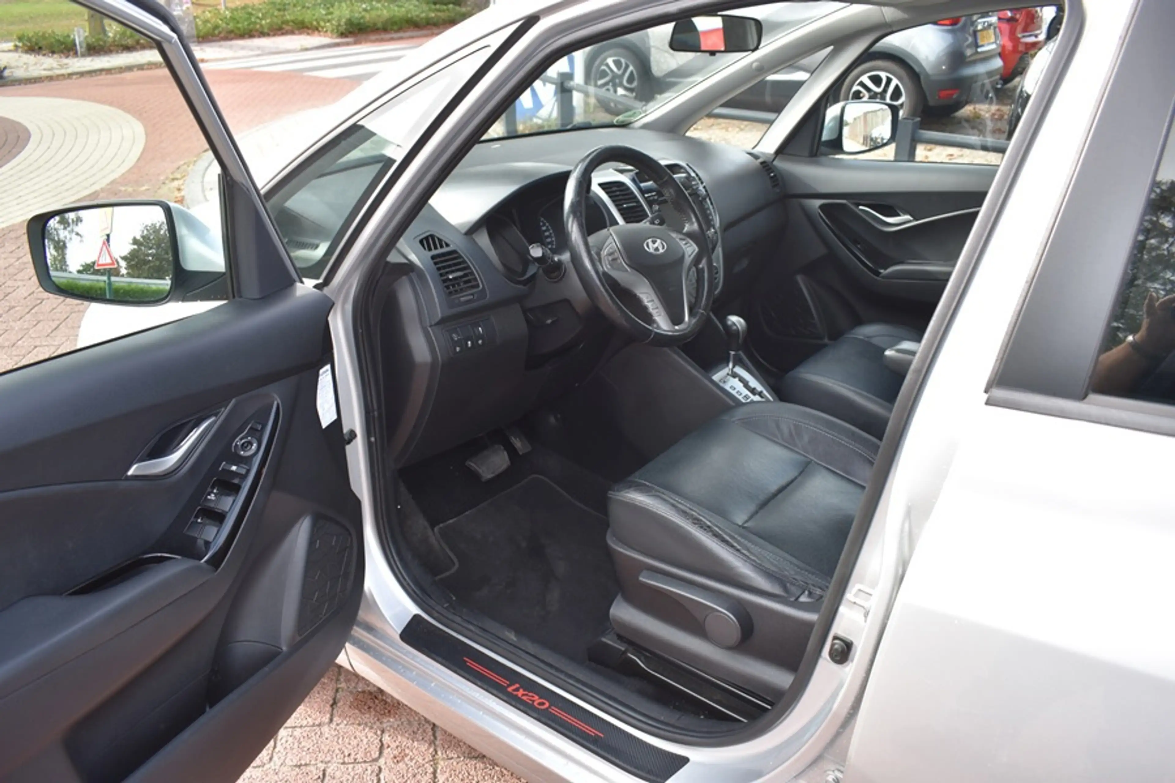 Hyundai iX20 1.6i i-Catcher Automaat/Pano dak/leder bekl/camera — photo 8