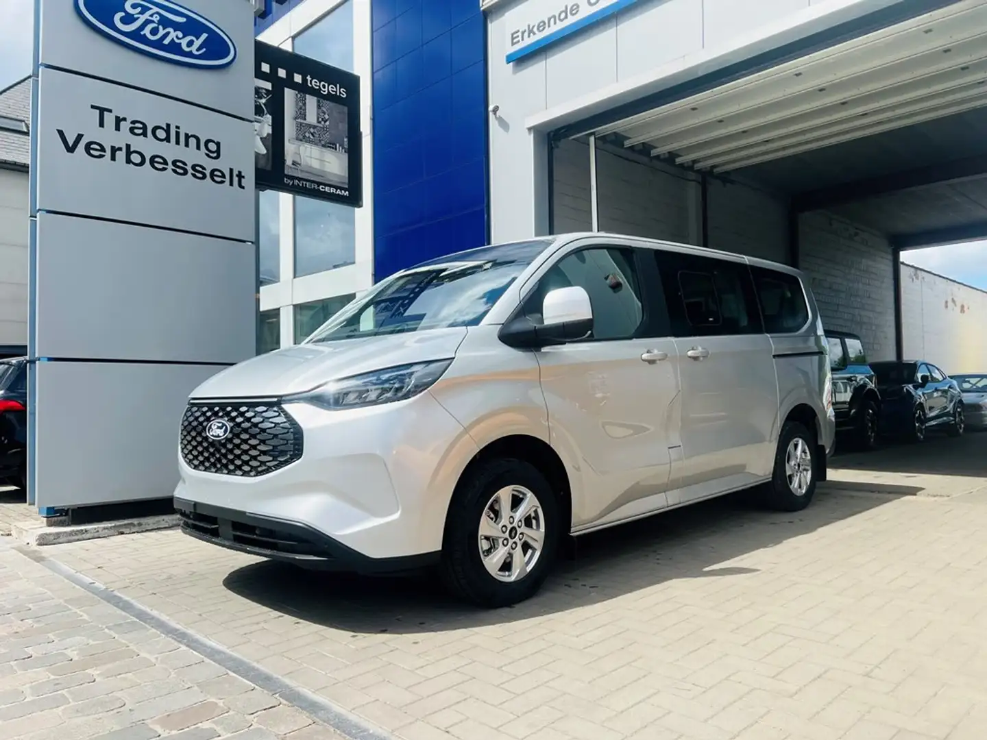Ford Tourneo Custom Tourneo E Custom / 160 KW ZE / Trend Stříbrná - 1