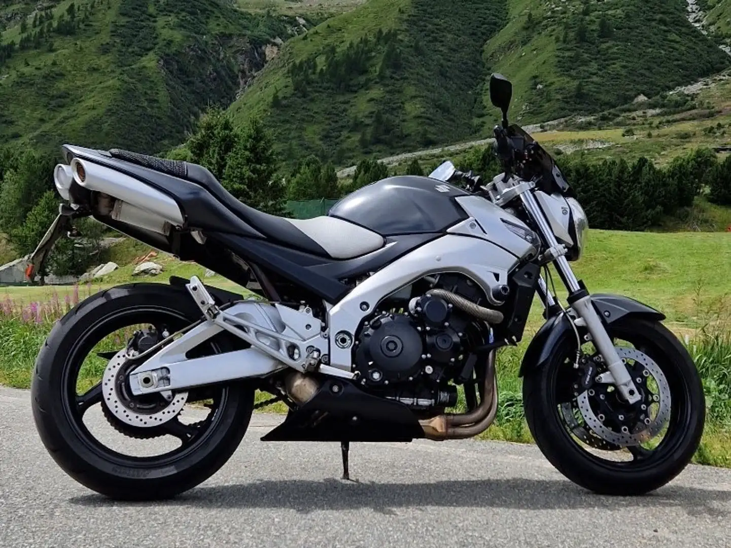 Suzuki GSR 600 Nero - 1
