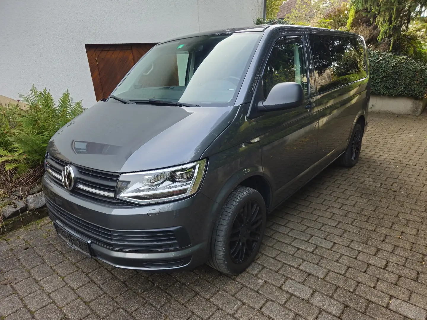 Volkswagen T6 Multivan Trendline 2,0 TDI 4Motion BMT DSG Grey - 1