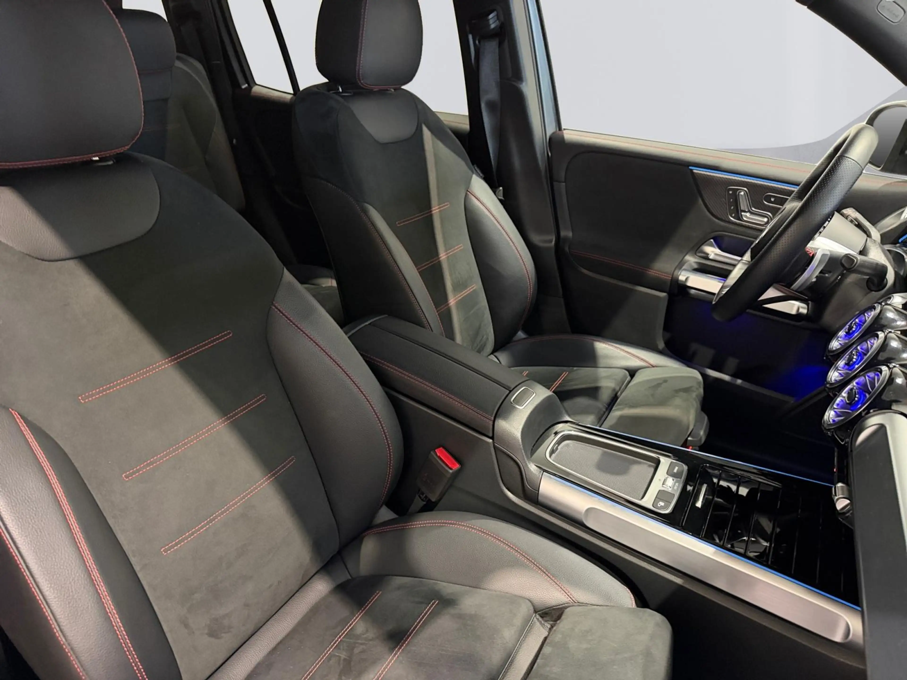 Mercedes-Benz GLB 200 AMG Line — photo 15