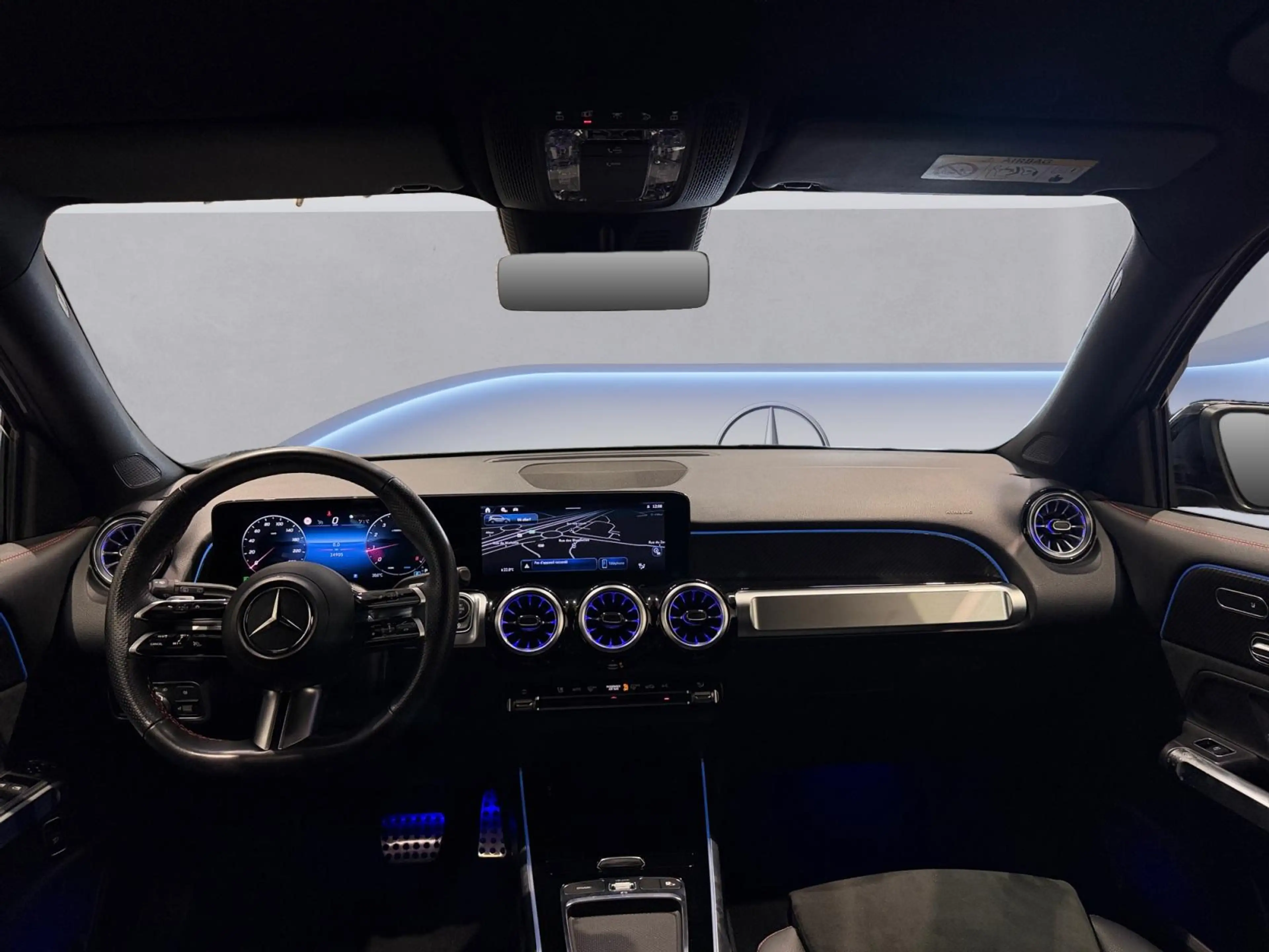 Mercedes-Benz GLB 200 AMG Line — photo 11